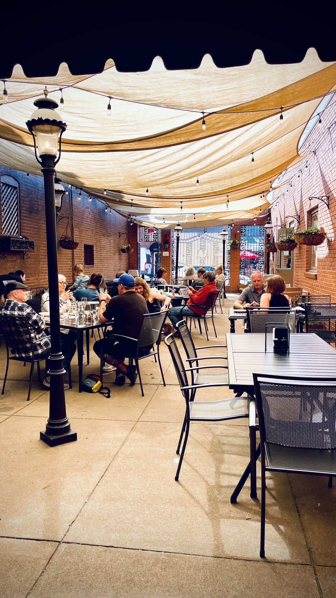 pizza da gloria patio.jpg